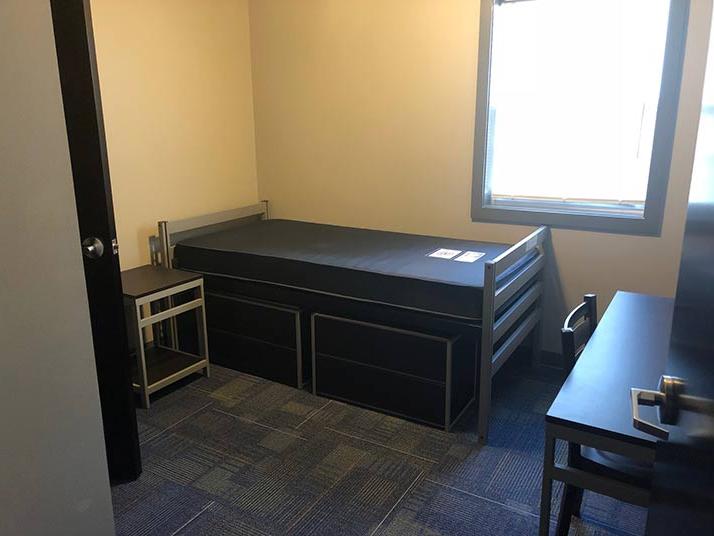 宿舍卧室配有一张床和一张桌子